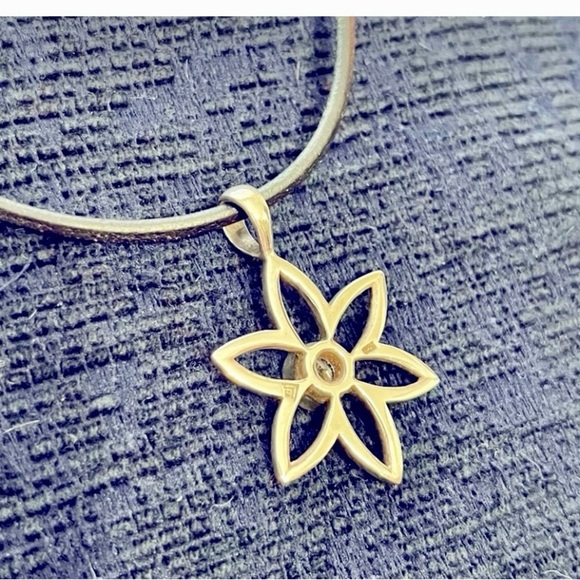 Silpada sterling silver 925 flower pendant with cord and sterling silver clasp. - Picture 3 of 6